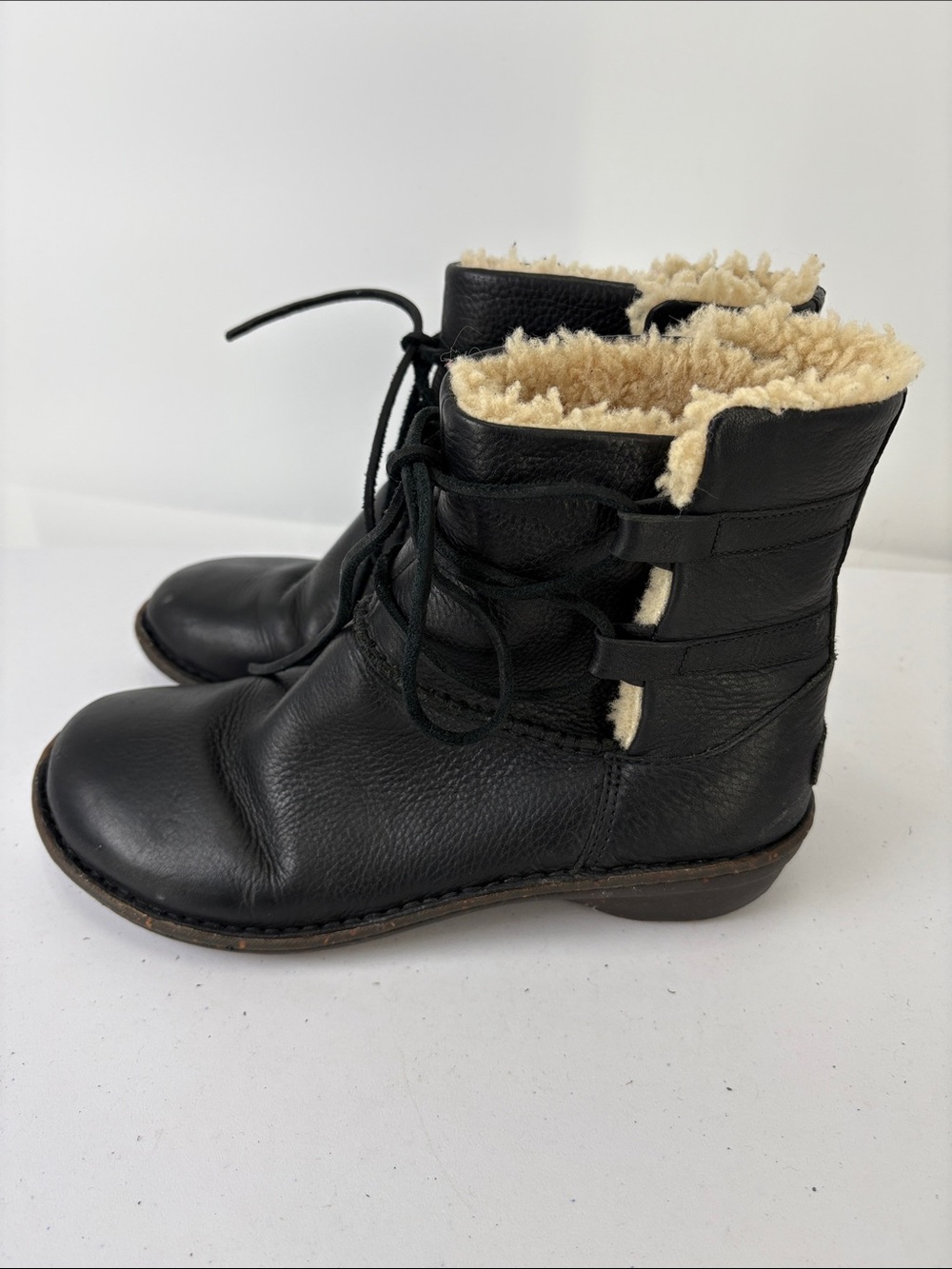✂️ UGG leather Black Lace-Up Shearling-Trim Ankle Boots